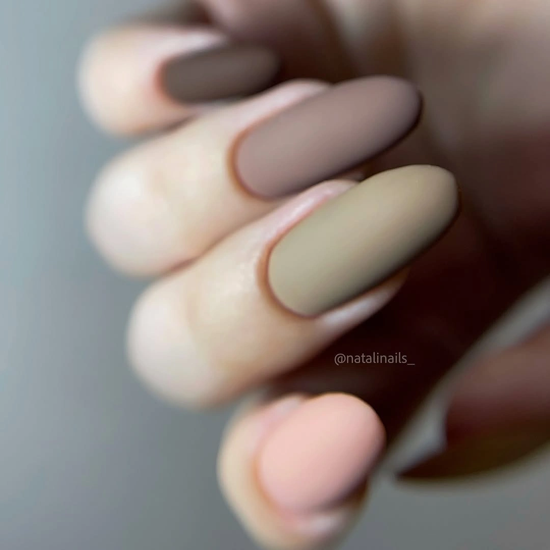 Short rounded nails in chocolate cream and blush matte color blocks