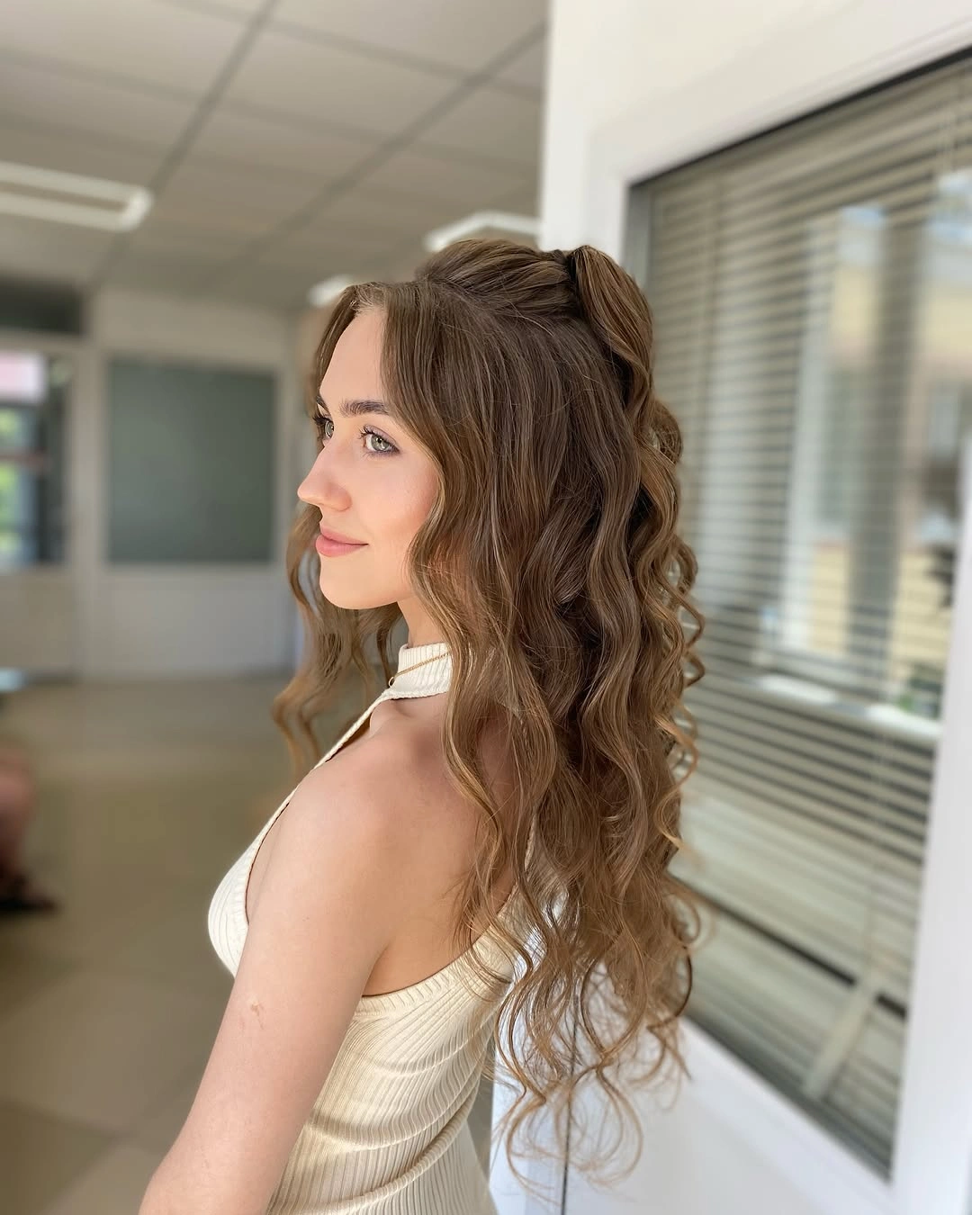 Long light-brown hair in a relaxed wavy side silhouette