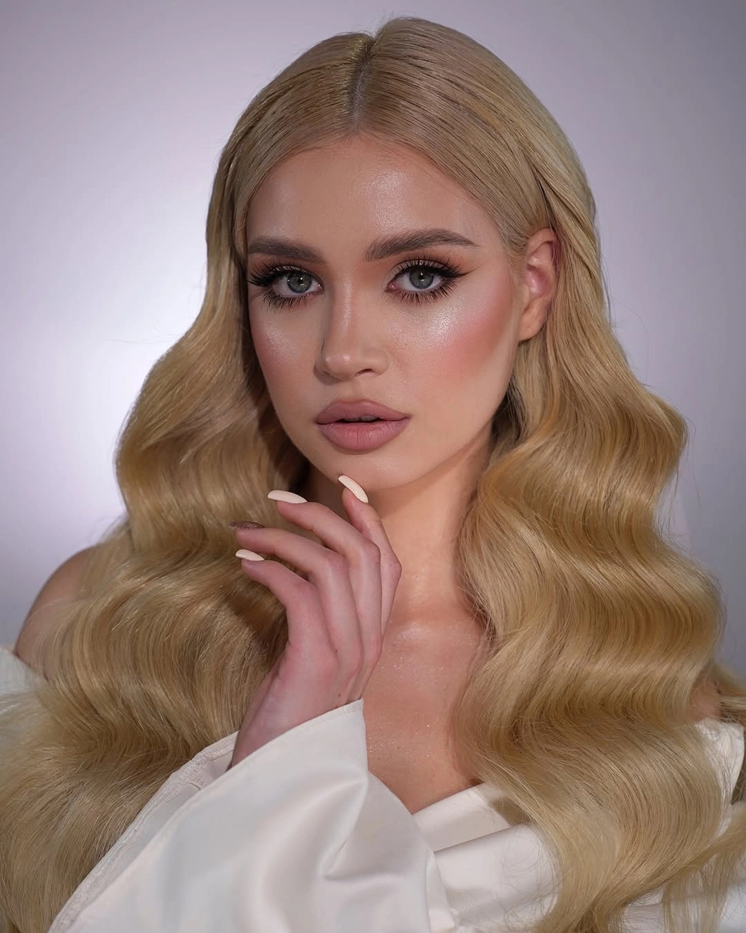 Long honey-blonde hair in large symmetrical center-parted waves