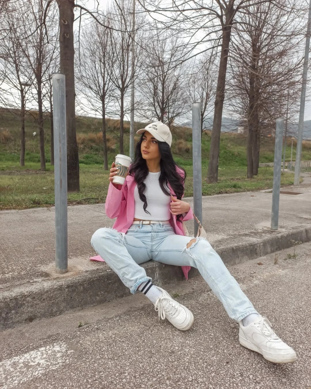 Casual pale denim outfit with a beige cap and pink accent