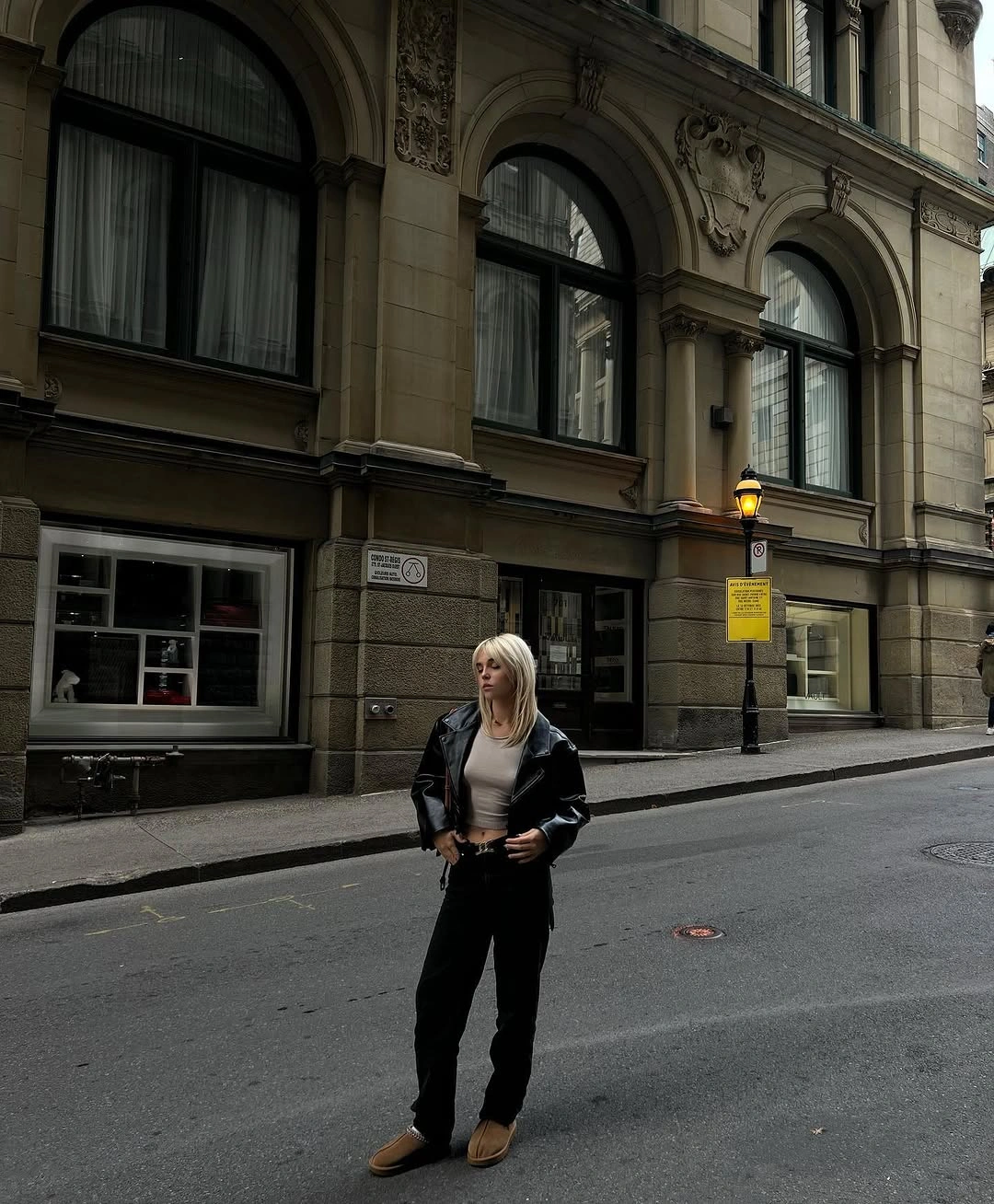 Dark layered outfit with small bag and light shoes