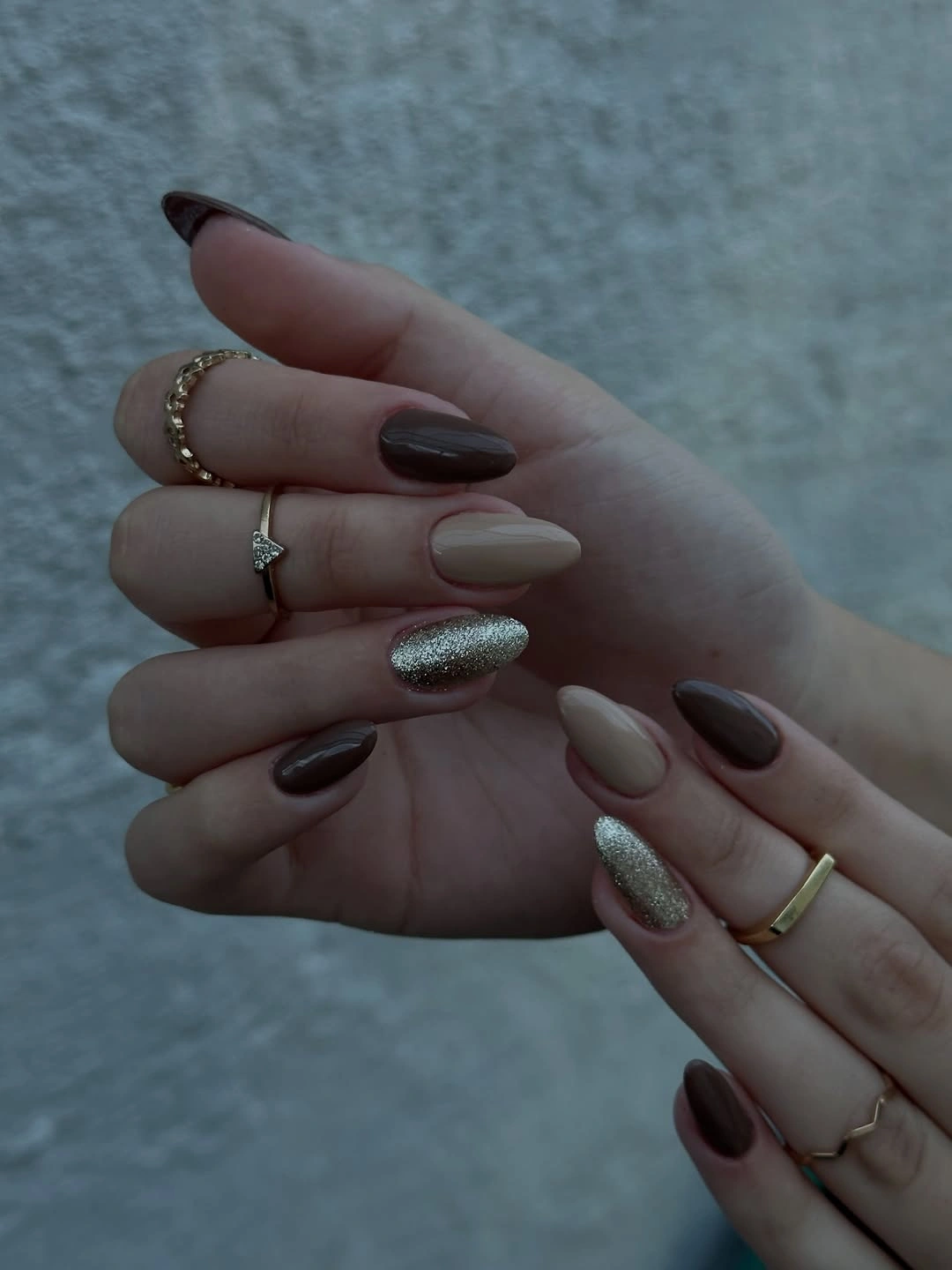 Medium-long almond nails in taupe, beige, brown and glitter-like accent