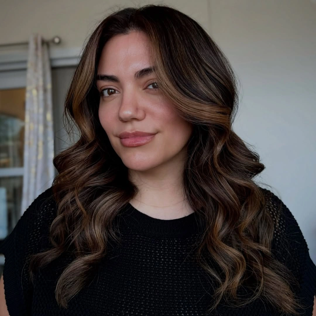 Medium-long brunette waves with caramel face-framing ribbons