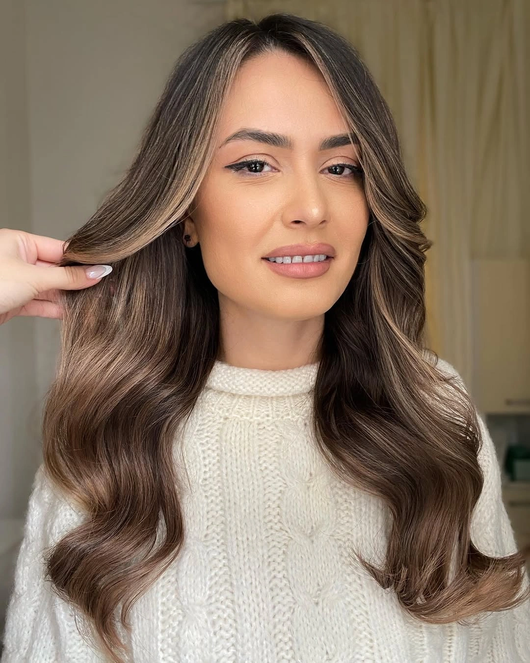 Long brunette waves with beige face-framing money pieces