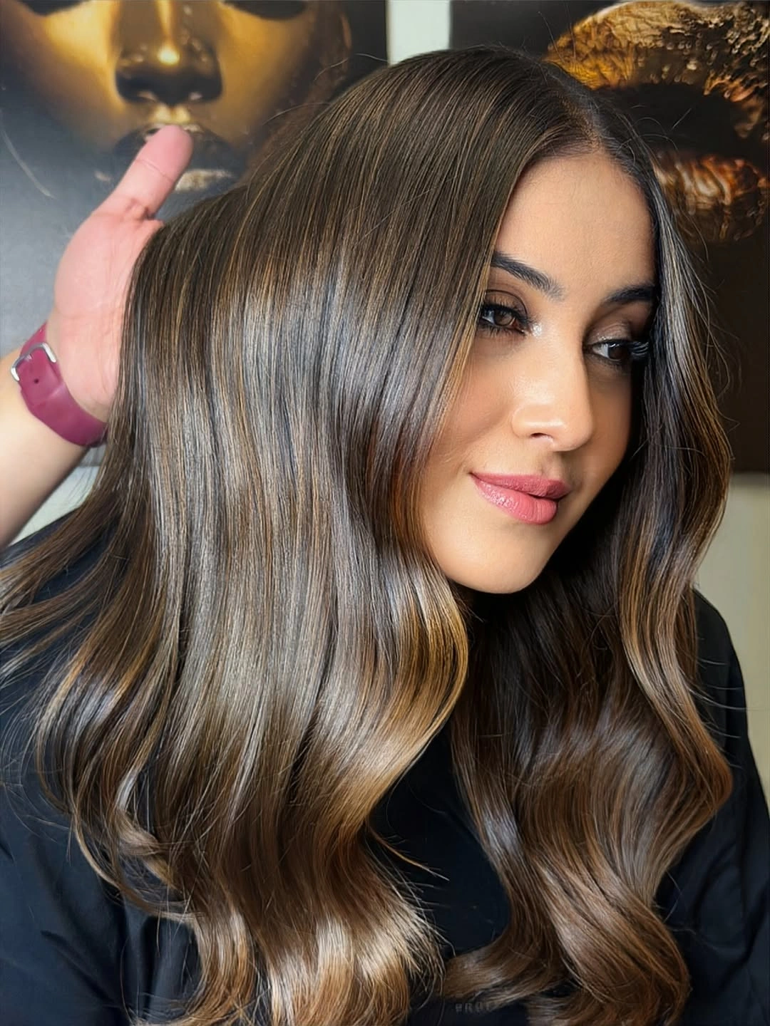 Brown wavy hair with beige caramel ribbons near the face