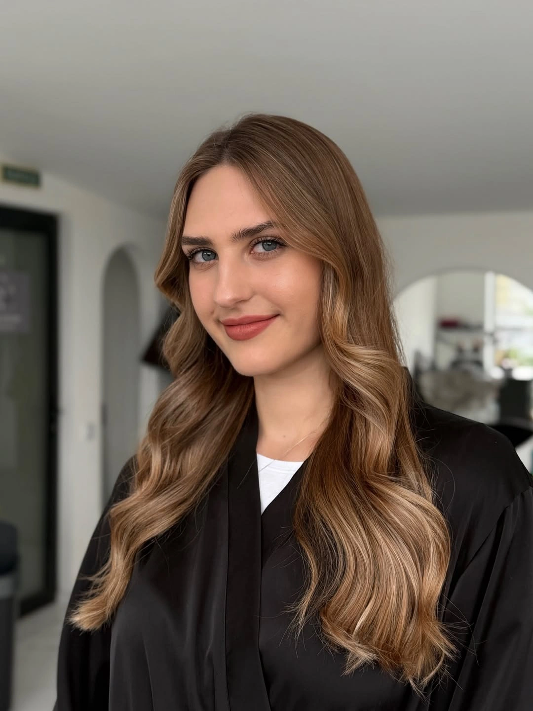 Long warm bronde waves with center part and soft layers
