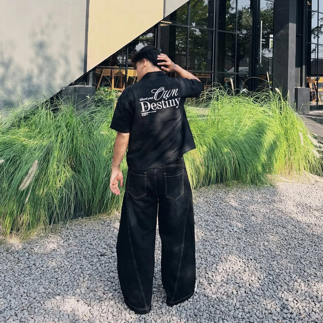 Brown blazer gray T-shirt loose light jeans white sneakers and dark bag