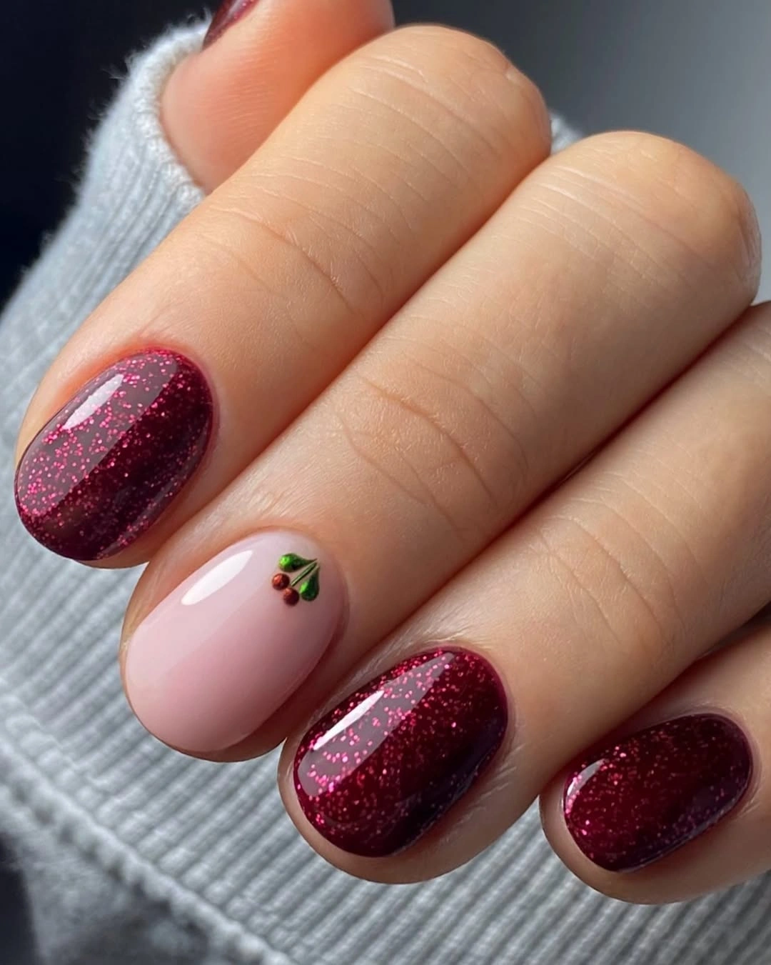 Short rounded berry glitter and pale pink nails with tiny accent