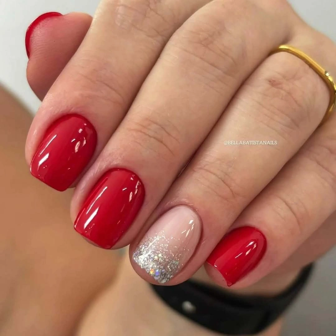 Short red nails with one pale pink glitter accent