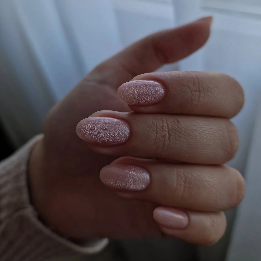Soft pink shimmer short nails with rounded square shape