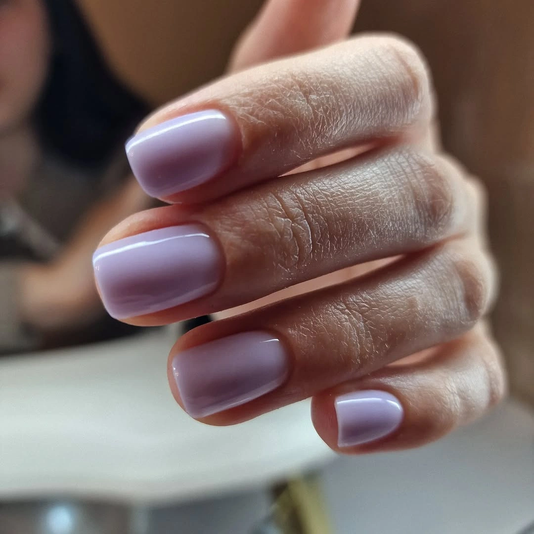 Pale lavender short nails with rounded square edges