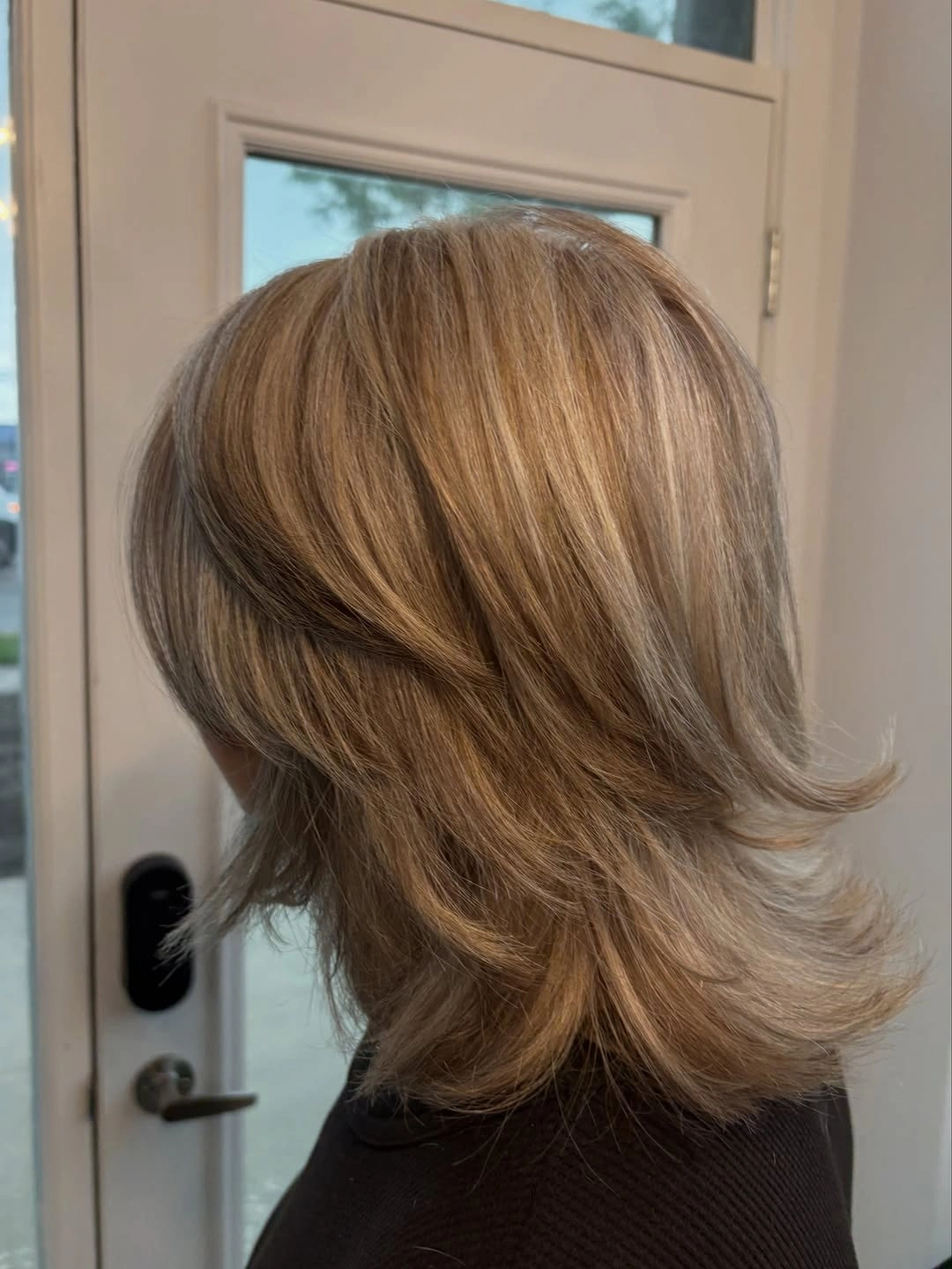Short medium bronde layered hair with flippy ends