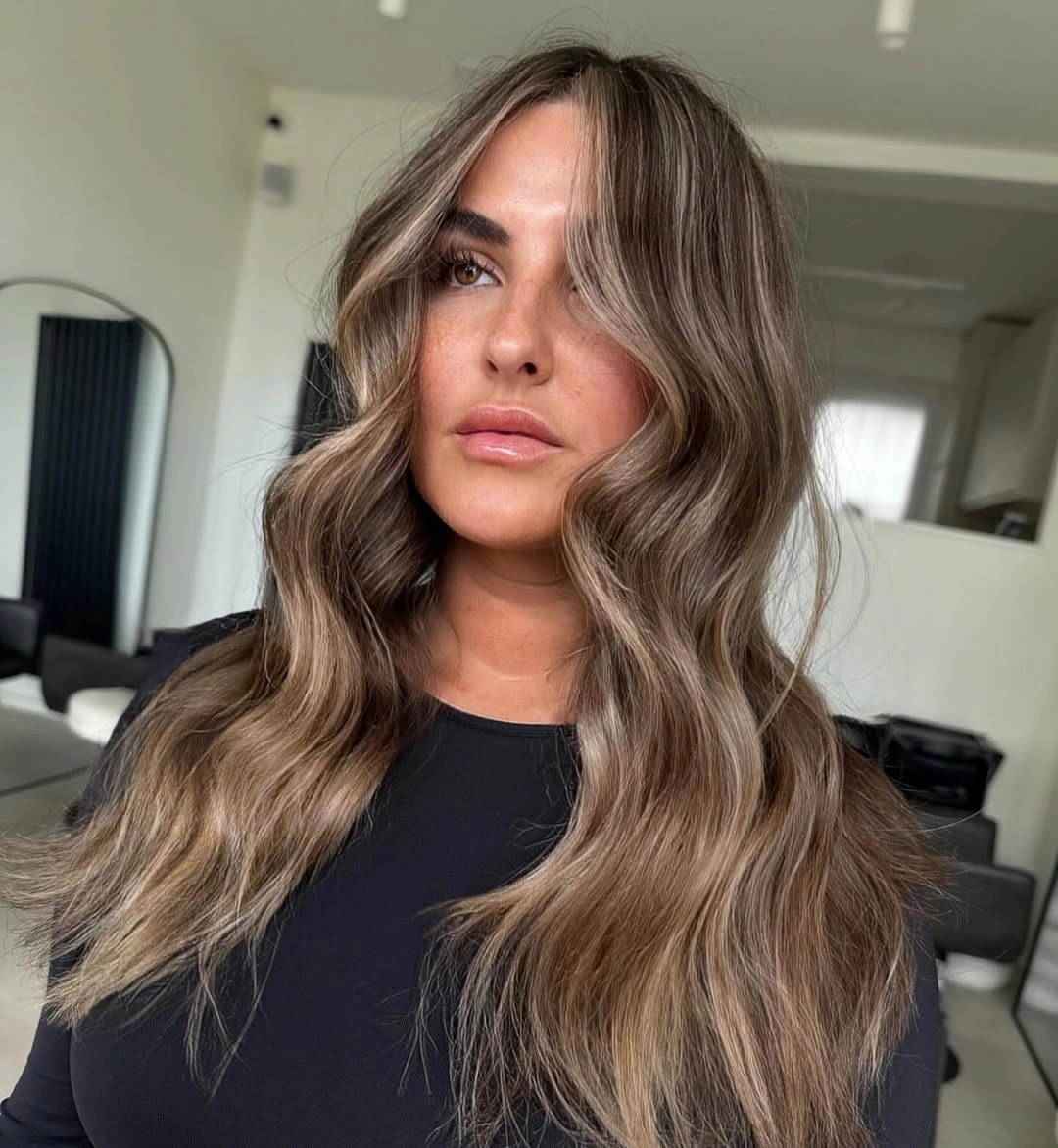 Medium long mushroom bronde waves with center part