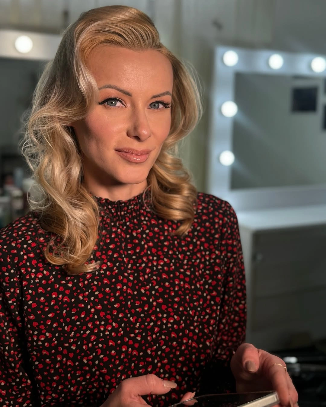 Shoulder-length blonde hair with side part and loose waves