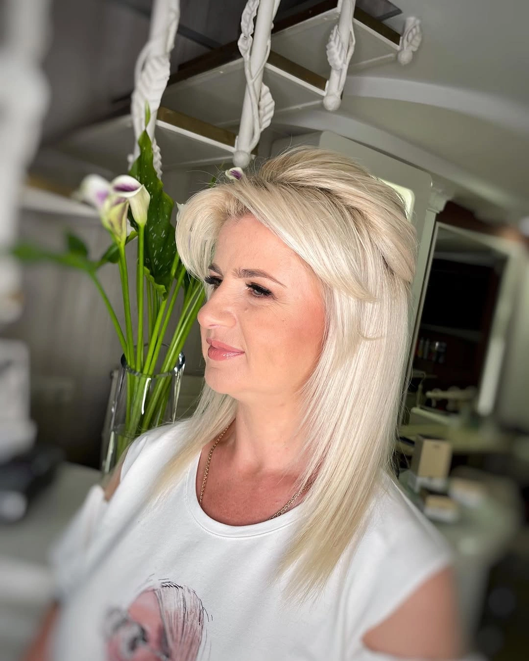 Long blonde straight hair with lifted side front