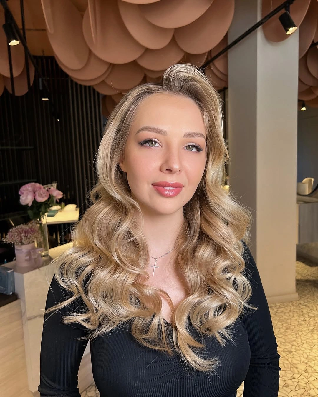 Long blonde hair with large front waves