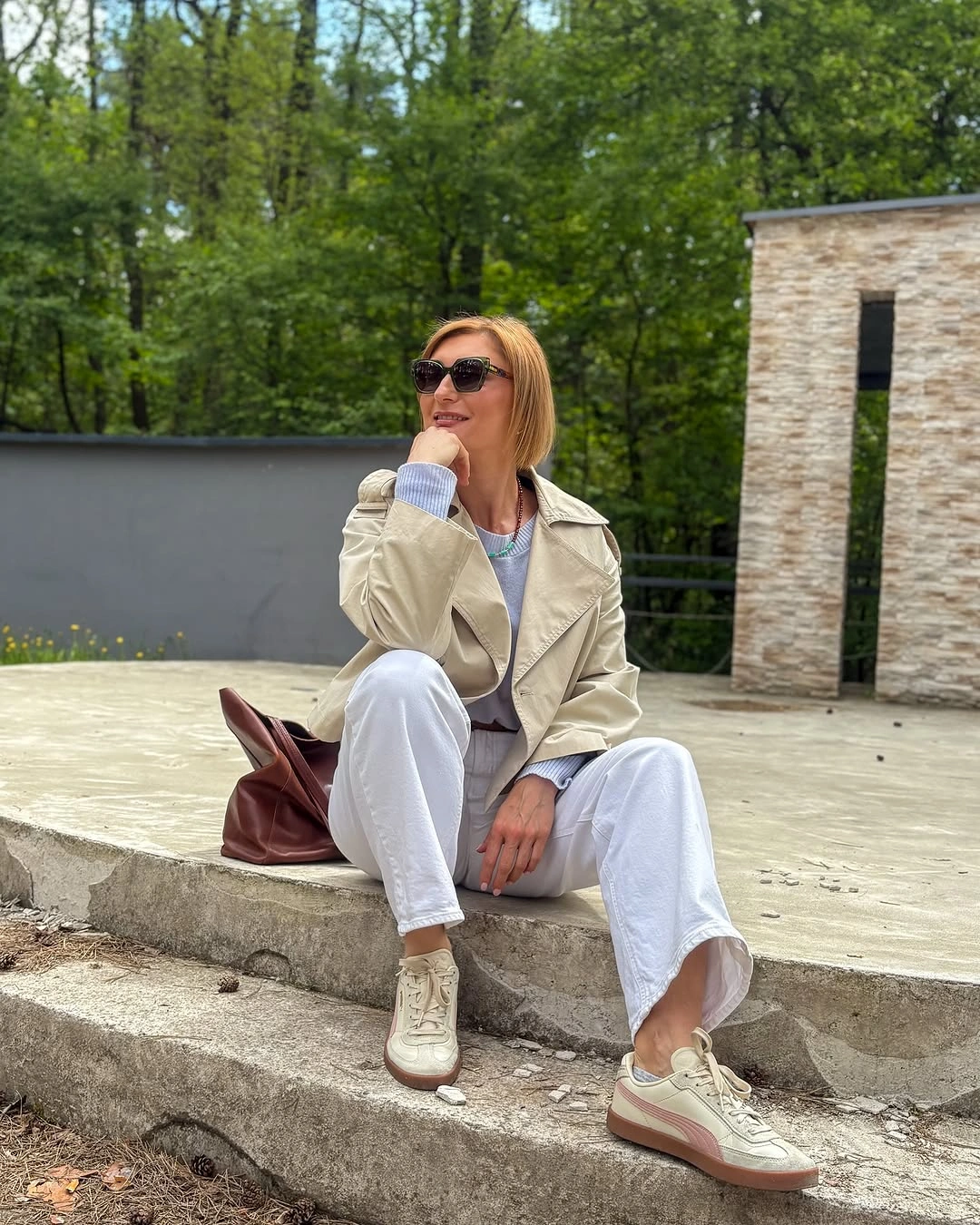 Beige jacket with white pants and cream platform sneakers
