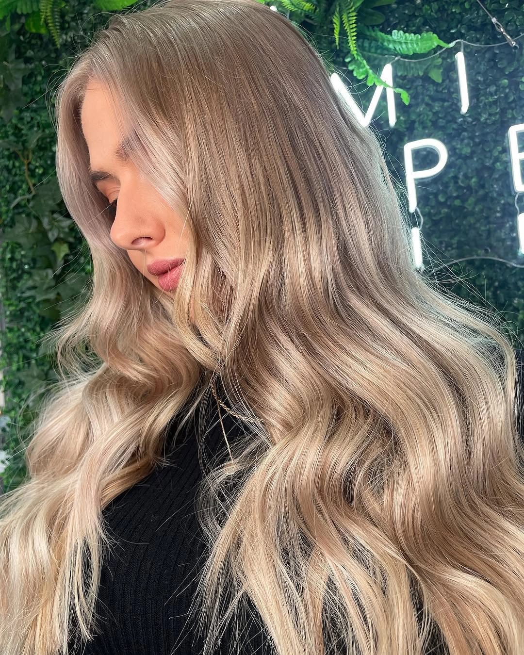 Long beige blonde waves with bronde roots and creamy ribbons