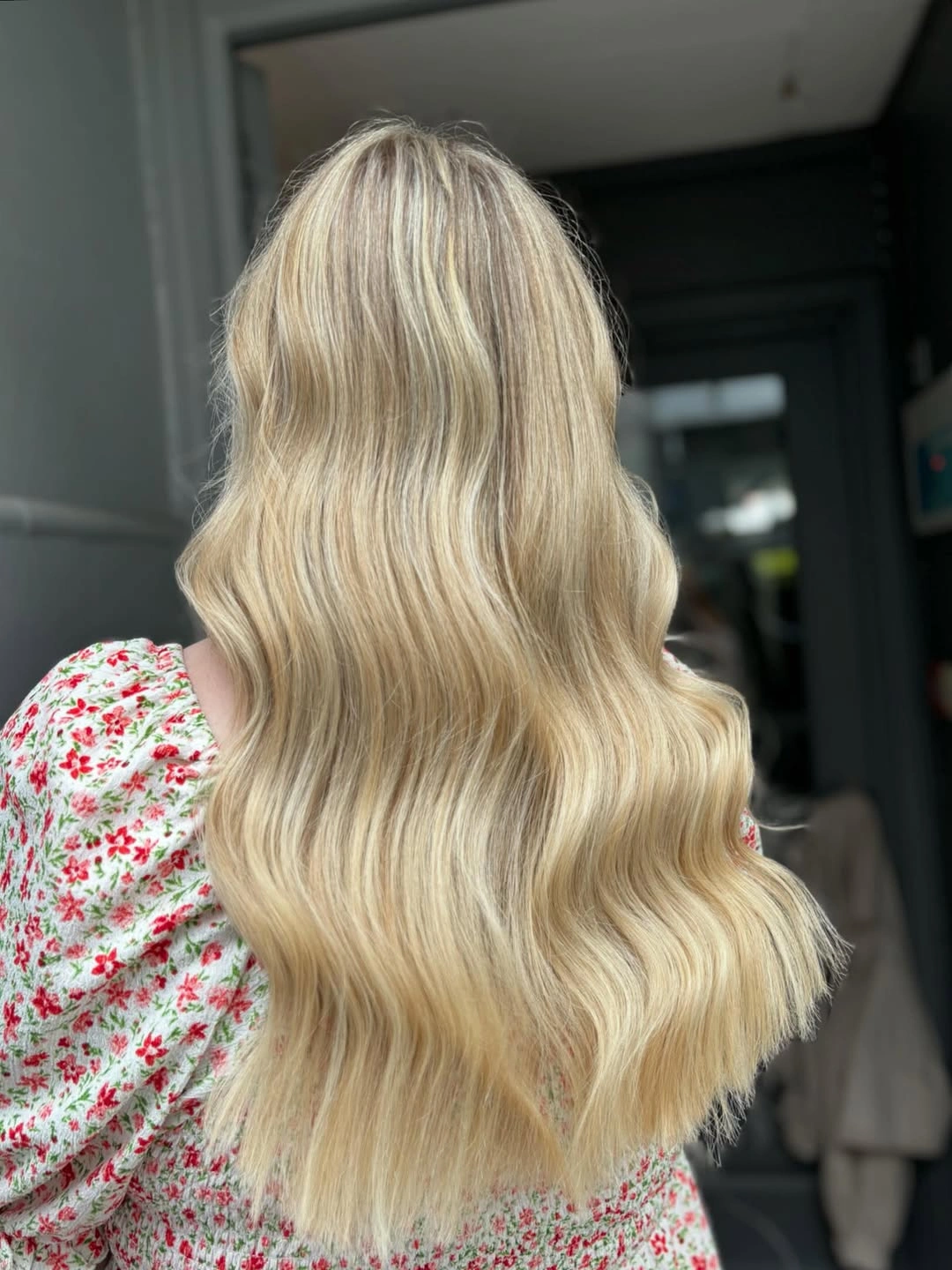Long creamy beige blonde waves with soft root shadow