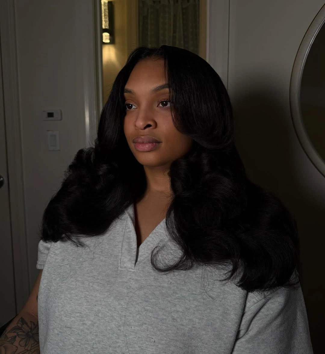 Voluminous black waves with center part and rounded lower curls
