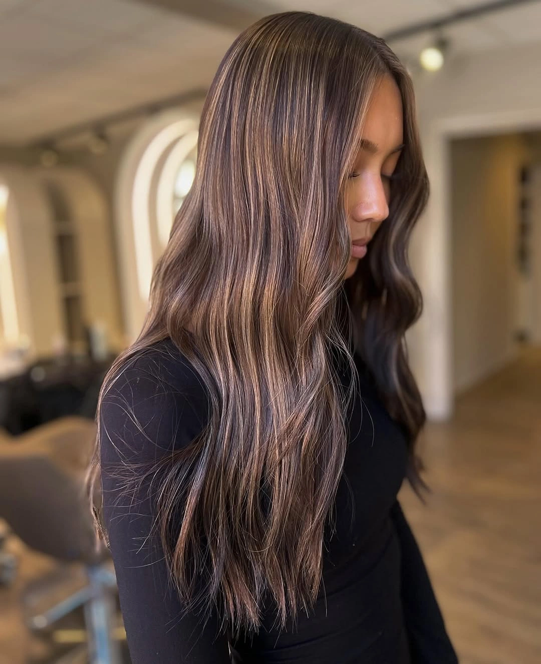 Long brunette hair with fine beige-blonde ribbons and waves
