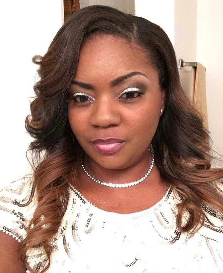 Shoulder-length brunette waves with caramel-blonde ombre lower curls