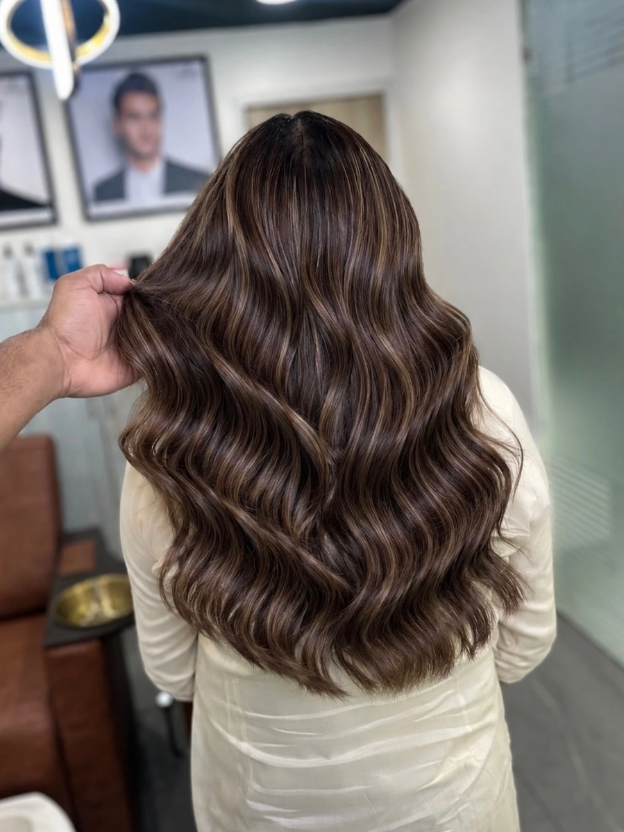 Long brunette hair with broad waves and full rounded ends