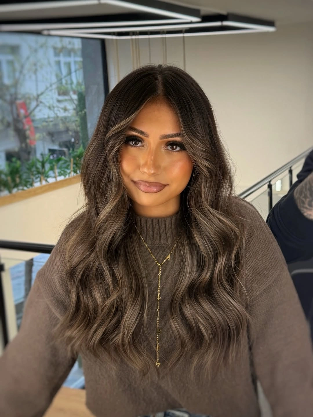 Very long brunette hair with center part and broad waves