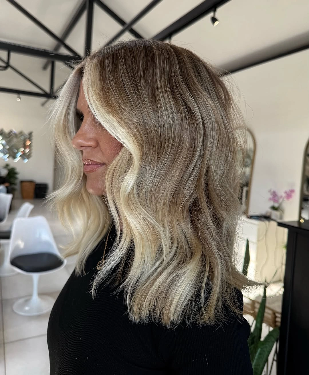 Wavy blonde lob with bright face-framing front section