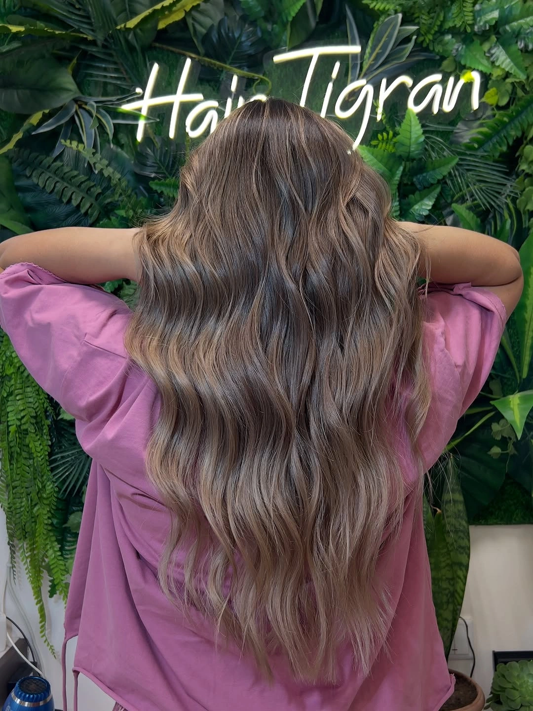 Very long beige-blonde wavy hair with darker root