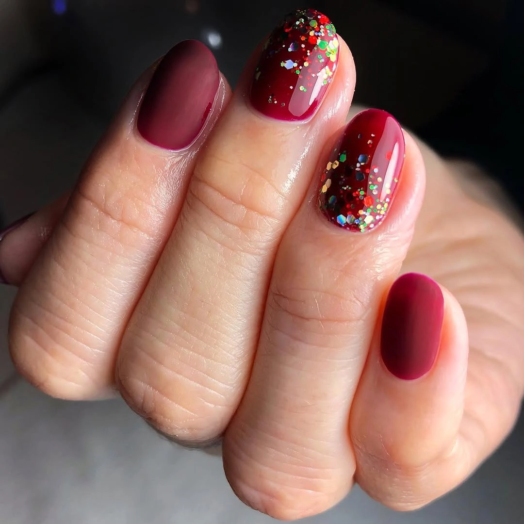 Short wine nails with matte polish and multicolor glitter accents