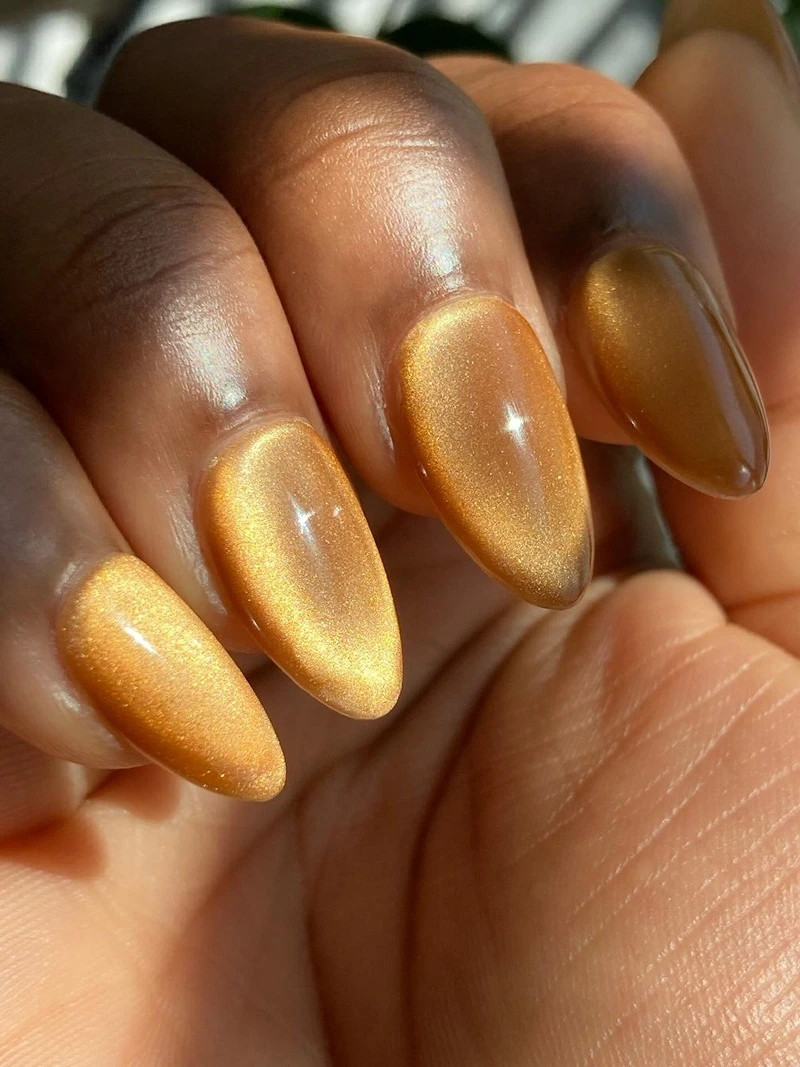 Golden Brown Cat Eye Shimmer Medium Almond — Winter Champagne Nails