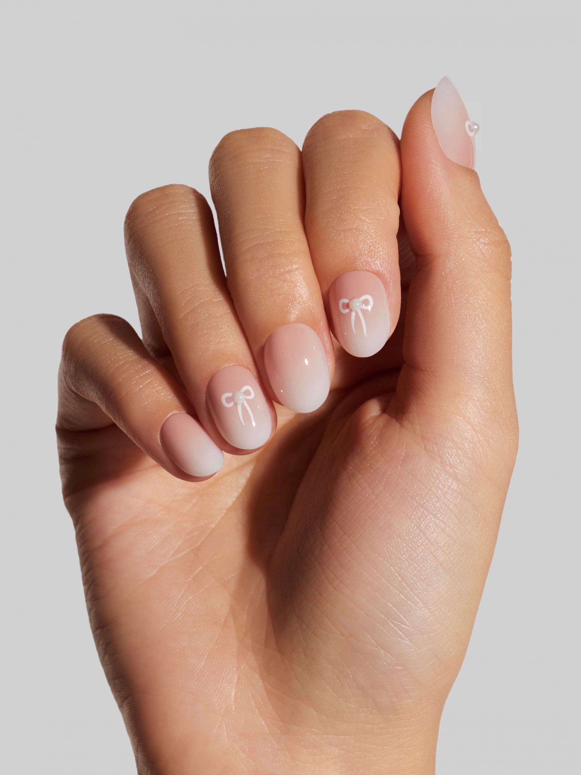 Short Oval Ombre with Delicate White Bow Short Oval Ombre with Delicate White Bow β Coquette Winter Nails