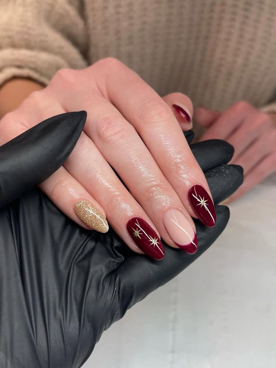 Mixed Burgundy Designs with Gold Stars and Glitter Mixed Burgundy Designs with Gold Stars and Glitter β Burgundy Nails