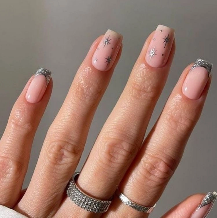 Glitter French Tips with Star Accents Glitter French Tips with Star Accents β Short Winter Round Nails