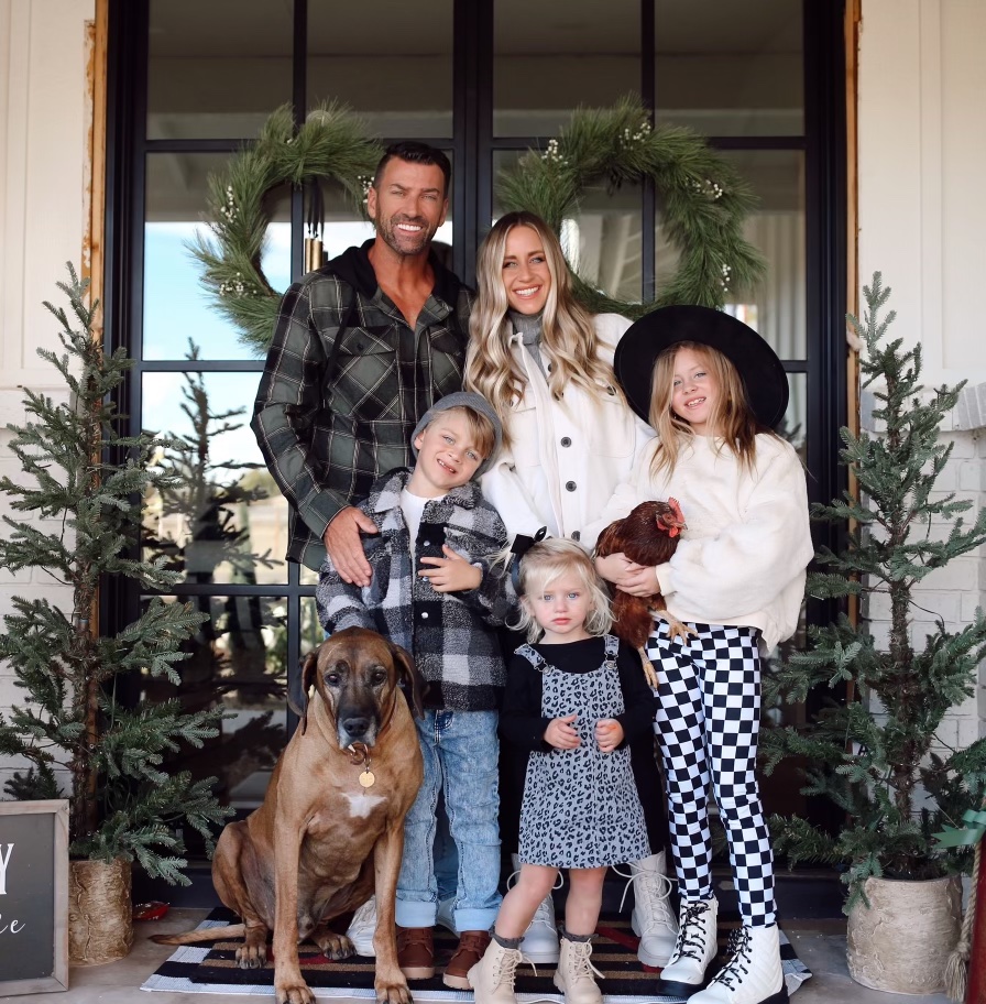 Coordinated Plaid and Knitwear: Festive Winter Family Outfits with a Dog Coordinated Plaid and Knitwear: Festive Winter Family Outfits with a Dog β Winter Family Photo Outfits