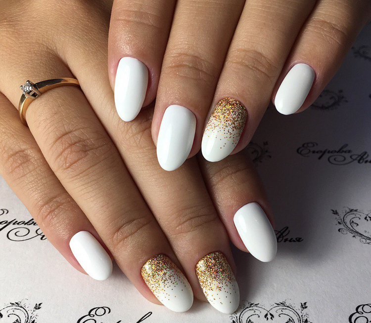 Glitter Gradient Oval Nails — Winter White Nails