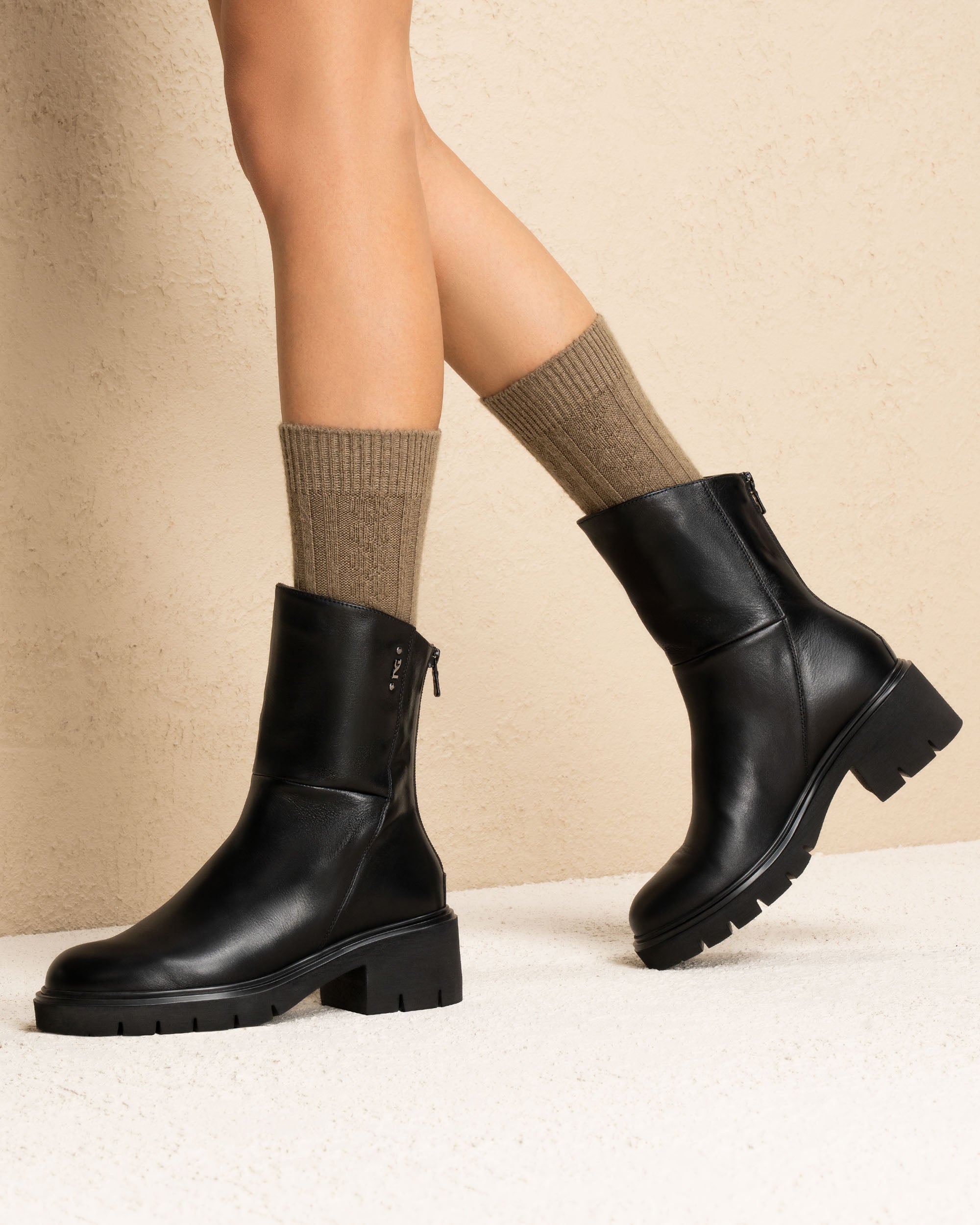 Chunky Sole Detail: Black Leather Ankle Boots with Ribbed Socks Chunky Sole Detail: Black Leather Ankle Boots with Ribbed Socks β Black Boots Outfits
