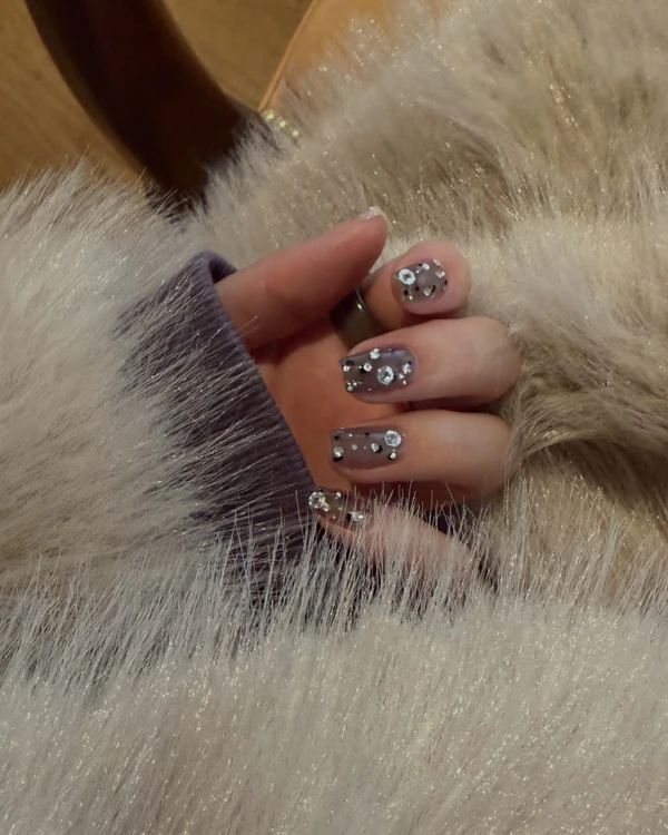 Glossy Visual Idea Glossy Visual Idea β Sparkly New Years Nails 2027