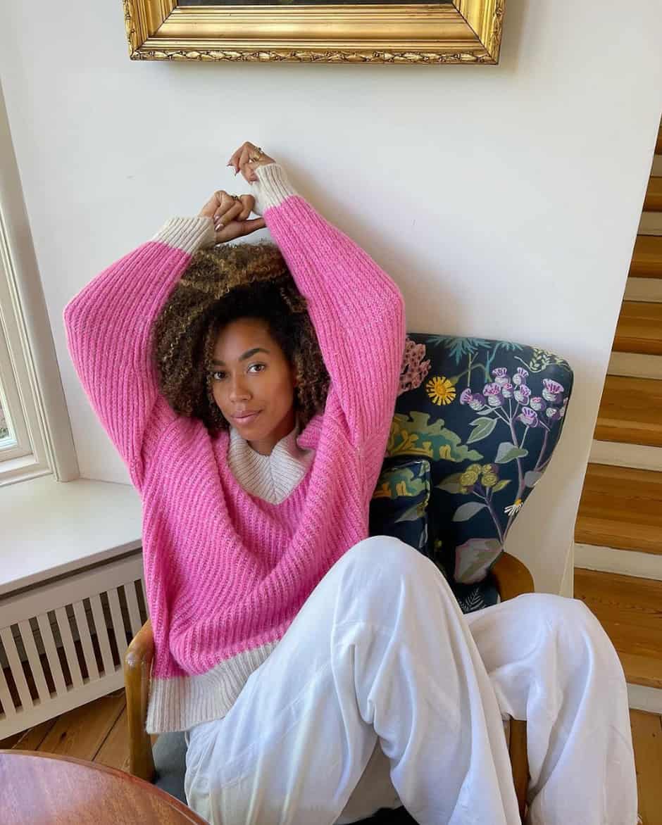 Bright Pink V-Neck and White Pants: Casual Daytime Radiance Bright Pink V-Neck and White Pants: Casual Daytime Radiance β Oversized Sweater Outfits