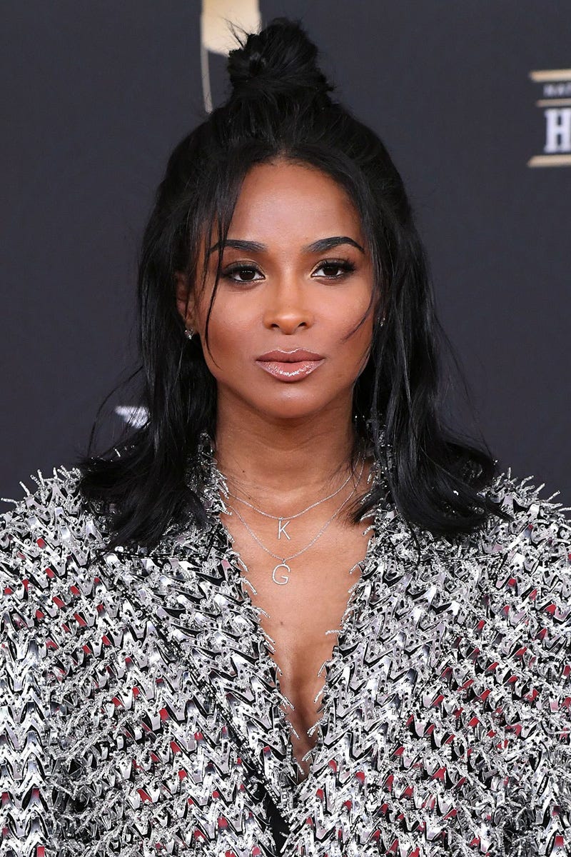 Collarbone Layers With Subtle Waves — Medium Length Winter Haircuts