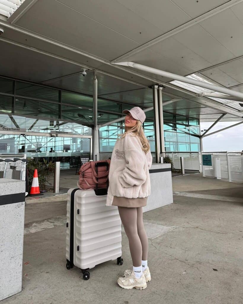 Cream Fleece Jacket and Leggings with Pink Backpack for a Casual Winter Journey Cream Fleece Jacket and Leggings with Pink Backpack for a Casual Winter Journey β Winter Airport Outfits