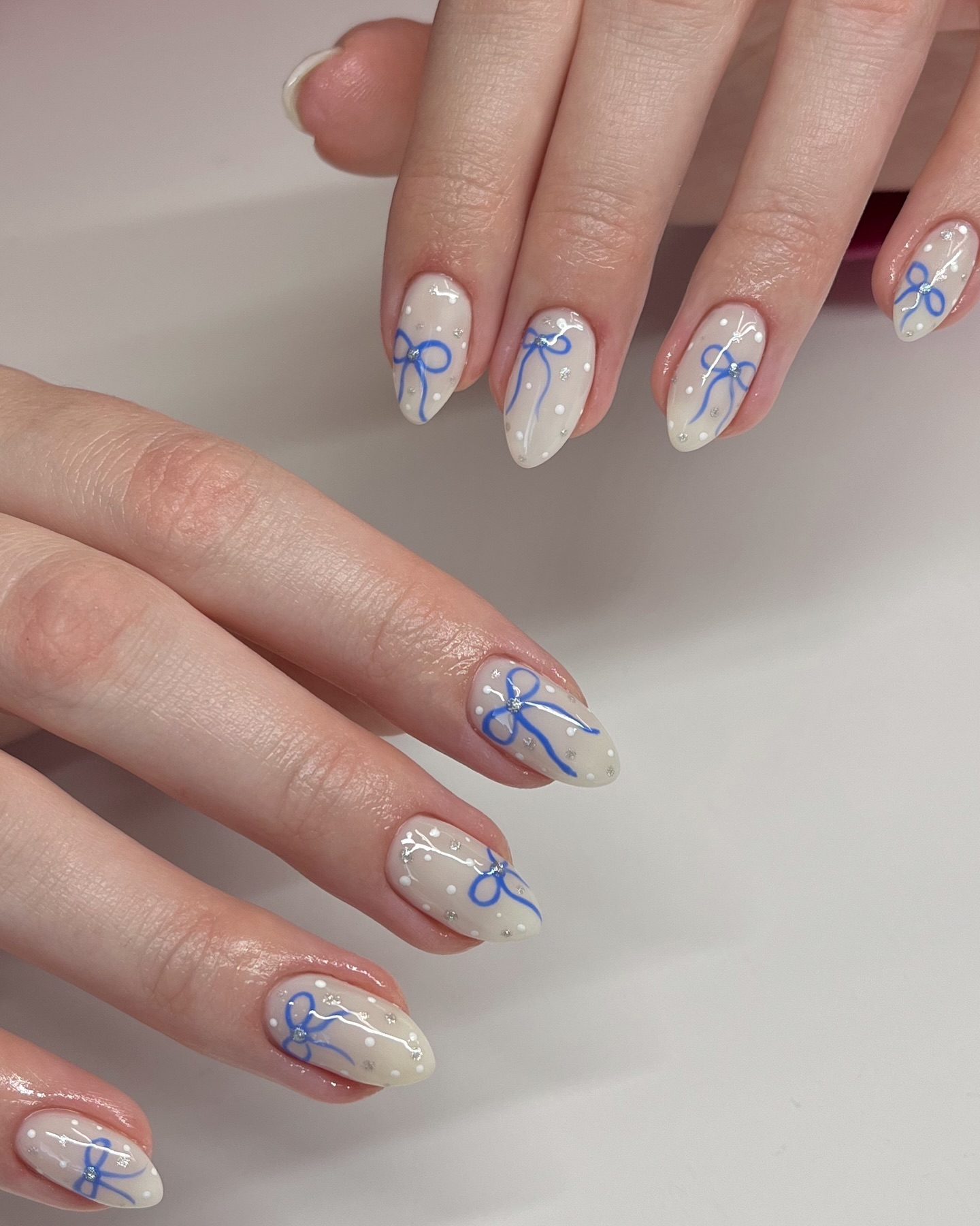 Off-White Oval Nails With Blue Bows Off-White Oval Nails With Blue Bows β Winter Nail Art Simple