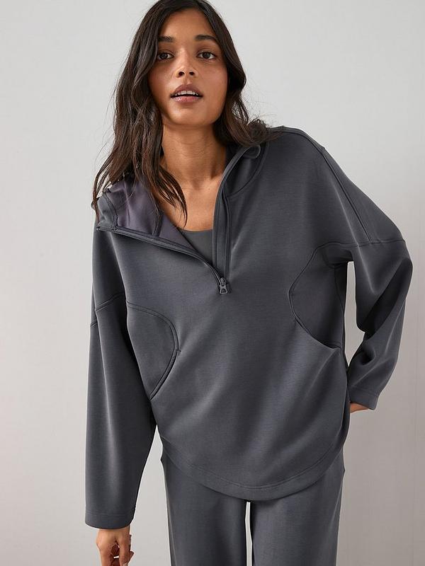 Coordinated Grey Half-Zip Hoodie and Sweatpants Coordinated Grey Half-Zip Hoodie and Sweatpants β Winter Athleisure Outfits