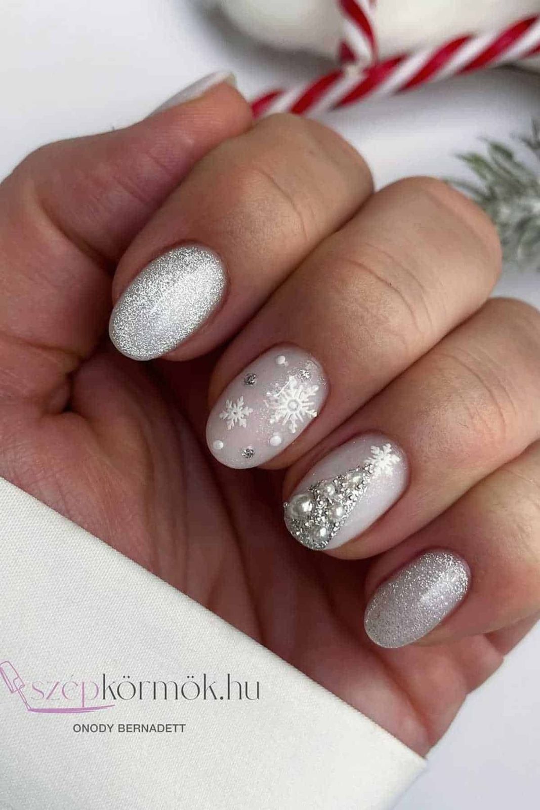 Short Oval Winter Theme with 3D Snowflakes and Pearls Short Oval Winter Theme with 3D Snowflakes and Pearls β Sparkly Winter Nails