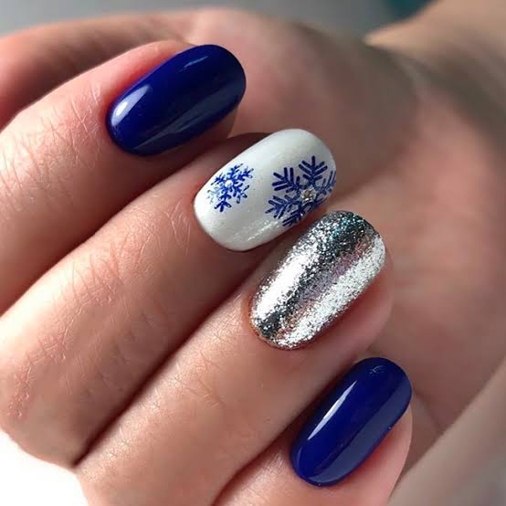 Deep Blue Glitter Short Oval Nails with Snowflakes Deep Blue Glitter Short Oval Nails with Snowflakes β Snowflake Nails
