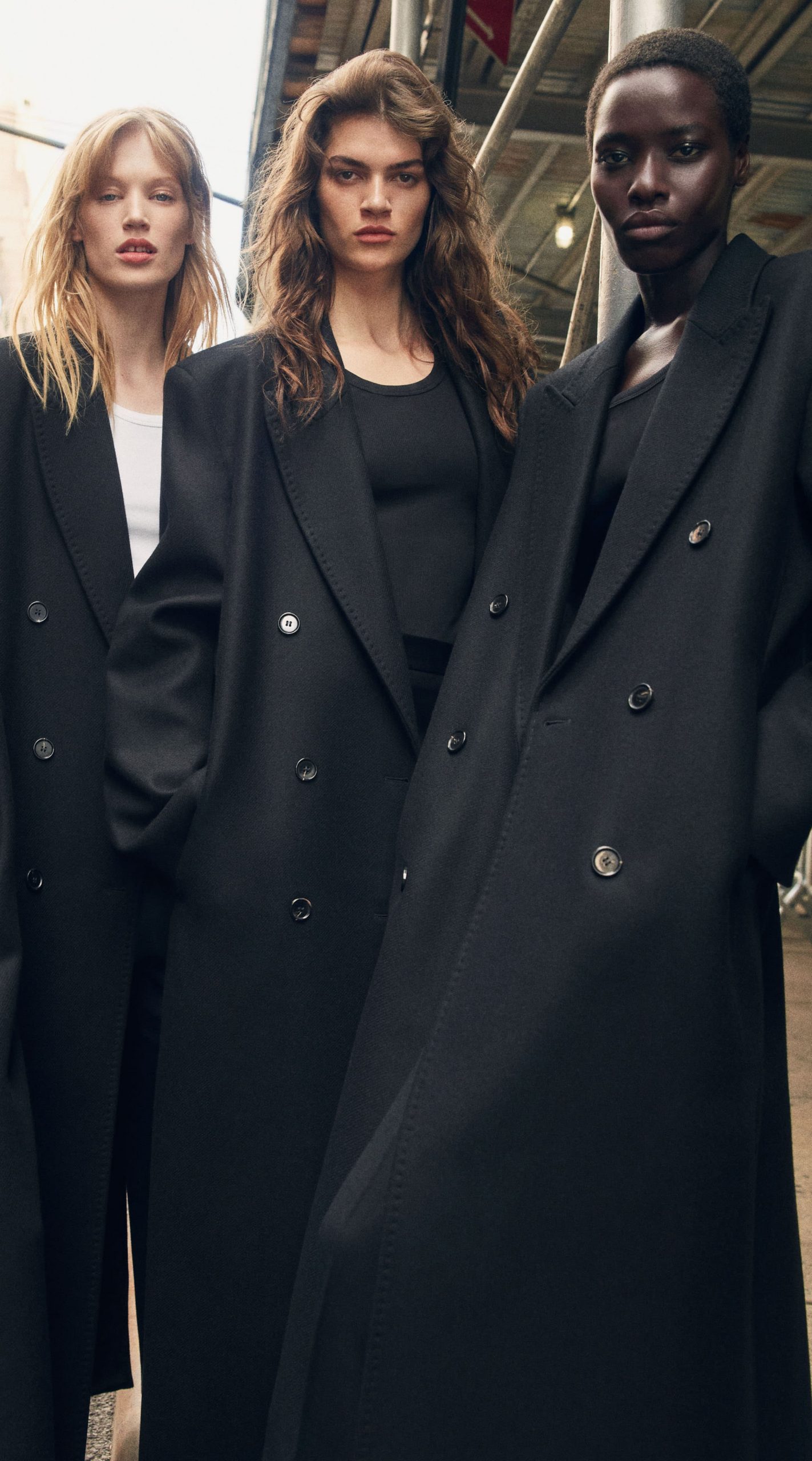 Oversized Double-Breasted Black Coats for a Casual Statement Oversized Double-Breasted Black Coats for a Casual Statement β Black Coat Outfits