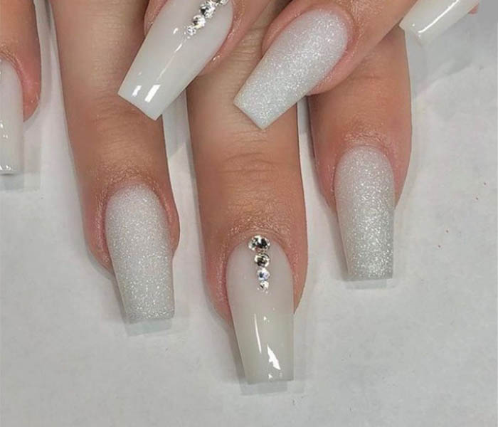Rhinestone Accents On Accent Nail Visual Idea Rhinestone Accents On Accent Nail Visual Idea β Long Winter Coffin Nails