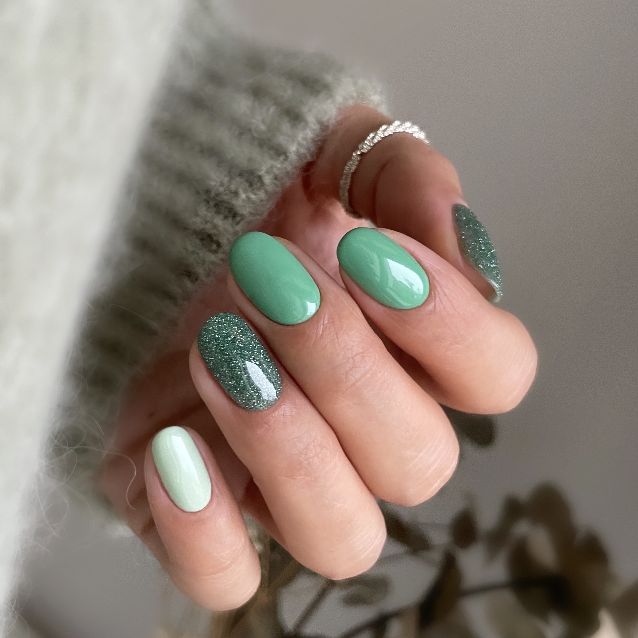 Mixed Green Shades with Silver Glitter Mixed Green Shades with Silver Glitter β Emerald Green Nails