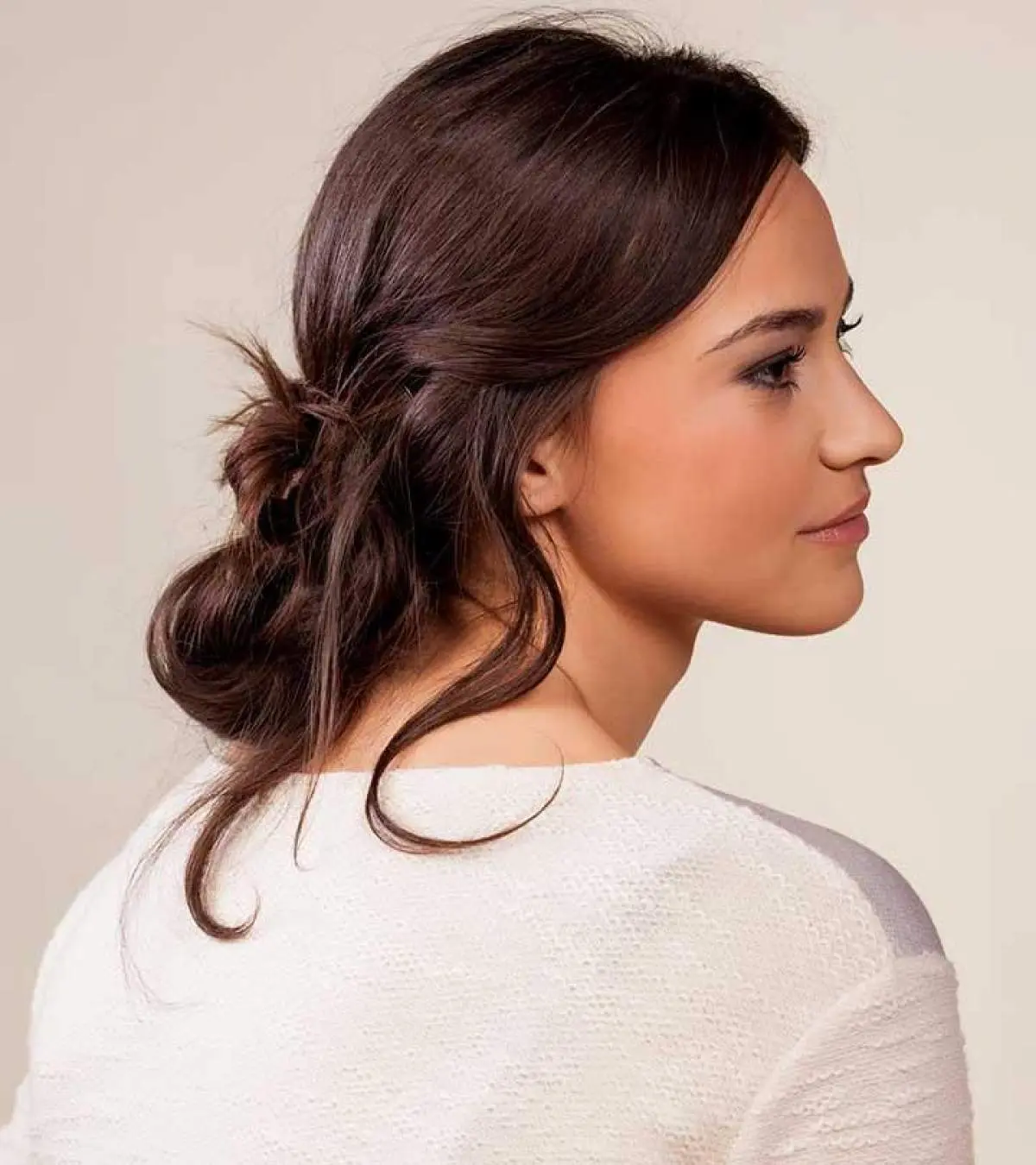 Ash Blonde Collarbone Waves With Side Bangs — Cute Winter Hairstyles